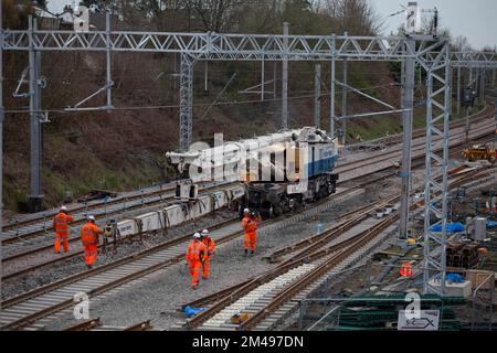 Oxenholme la voie de remplacement du lac et points à l'extrémité sud de la station à l'aide d'une grue Kirow montée sur rail Banque D'Images