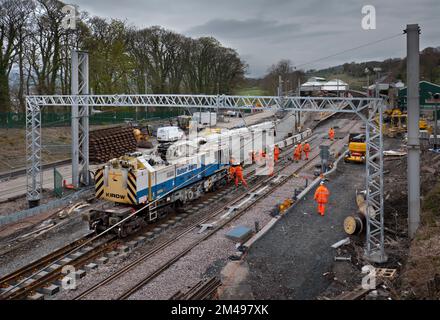 Oxenholme la voie de remplacement du lac et points à l'extrémité sud de la station à l'aide d'une grue Kirow montée sur rail Banque D'Images