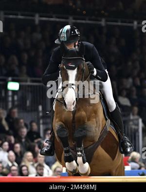 Quai Royal Victoria. Royaume-Uni. 19 décembre 2022. Spectacle équestre international de Londres. Excel Londres. Quai Royal Victoria. Kevin Staut (FRA) à cheval sur CHEPETTA pendant la classe 23 - le Grand Prix de Londres de Turkish Airlines. Banque D'Images