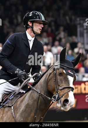 Quai Royal Victoria. Royaume-Uni. 19 décembre 2022. Spectacle équestre international de Londres. Excel Londres. Quai Royal Victoria. Kevin Staut (FRA) à cheval sur CHEPETTA pendant la classe 23 - le Grand Prix de Londres de Turkish Airlines. Banque D'Images