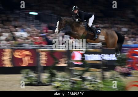 Royal Victoria Dock, Royaume-Uni. 19th décembre 2022. Spectacle équestre international de Londres. Excel Londres. Quai Royal Victoria. Kevin Staut (FRA) à cheval sur CHEPETTA pendant la classe 23 - le Grand Prix de Londres de Turkish Airlines. Credit: Sport en images/Alamy Live News Banque D'Images