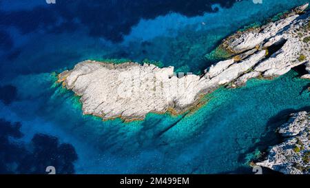 Une antenne d'une île entourée d'eau turquoise de l'océan Banque D'Images