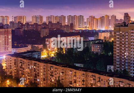 Nuit fenêtres colorées lumières de la tour résidentielle dans la zone de couchage de la ville. Banque D'Images