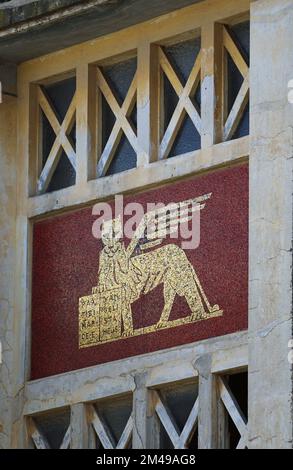 Le lion de Saint-Marc est en mosaïque sur un immeuble de bureaux d'assurance de l'époque italienne à Asmara, en Érythrée Banque D'Images