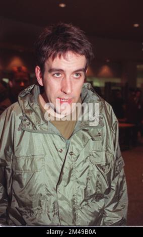 Photo du dossier en date du 24/02/97 du musicien Terry Hall arrive aux Brit Awards à Londres. Terry Hall, le chanteur principal des Specials, est décédé à l'âge de 63 ans à la suite d'une brève maladie, a annoncé le groupe. Date de publication : lundi 19 décembre 2022. Banque D'Images