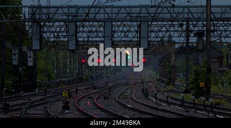 Vue vers le sud depuis la gare de Preston, sur la côte ouest, les signaux de chemin de fer rouges et verts avec un indicateur d'itinéraire en « plumes ». Banque D'Images