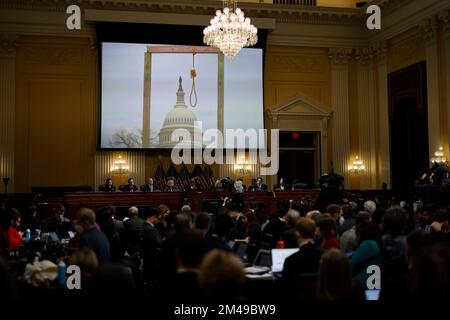 Washington, États-Unis. 19th décembre 2022. États-Unis Le comité spécial de la Chambre enquêtant sur l'émeute du Capitole du 6 janvier 2021, tient sa dernière session publique sur Capitol Hill, à Washington, DC, aux États-Unis, le 19 décembre, 2022. Les États-Unis Le comité spécial de la Chambre enquêtant sur l'émeute du Capitole du 6 janvier 2021, a fait des renvois criminels au ministère de la Justice (MJ) lundi après-midi. Credit: Ting Shen/Xinhua/Alay Live News Banque D'Images