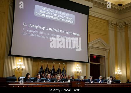 Washington, États-Unis. 19th décembre 2022. États-Unis Le comité spécial de la Chambre enquêtant sur l'émeute du Capitole du 6 janvier 2021, tient sa dernière session publique sur Capitol Hill, à Washington, DC, aux États-Unis, le 19 décembre, 2022. Les États-Unis Le comité spécial de la Chambre enquêtant sur l'émeute du Capitole du 6 janvier 2021, a fait des renvois criminels au ministère de la Justice (MJ) lundi après-midi. Credit: Ting Shen/Xinhua/Alay Live News Banque D'Images