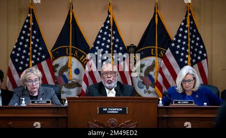 Washington, DC, États-Unis, 19 décembre 2022. COMITÉ spécial de la Chambre DES REPRÉSENTANTS des ÉTATS-UNIS pour enquêter sur l'attaque de 6 janvier contre la présidente du Capitole des États-uniennes Bennie Thompson (démocrate du Mississippi), au centre, fait des remarques tout en étant flanqué par le représentant des États-Unis Zoe Lofgren (démocrate de la Californie), à gauche, Et le comité spécial de la Chambre des représentants des États-Unis pour enquêter sur l'attaque de 6 janvier contre la vice-présidente du Capitole des États-Unis Liz Cheney (républicain du Wyoming), à droite, le dixième jour de la commission spéciale de la Chambre des représentants des États-Unis pour enquêter sur l'attaque de 6 janvier contre le Capitole des États-Unis Banque D'Images