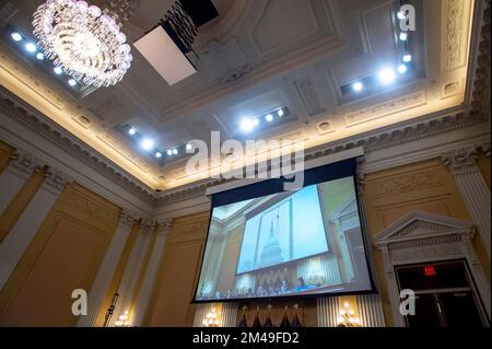 Washington, DC, États-Unis, 19 décembre 2022. L'image d'un nœud qui a été érigé le jour de l'insurrection de 6 janvier est affichée à l'écran, le dixième jour du Comité spécial de la Chambre des représentants des États-Unis pour enquêter sur l'attaque de 6 janvier contre l'audience du Capitole sur la colline du Capitole à Washington, DC sur 19 décembre 2022. Le comité spécial de la Chambre enquête sur l'attaque du 6 janvier 2021 contre les États-Unis Le Capitole a voté, pour la première fois dans l'histoire des États-Unis, pour renvoyer au ministère de la Justice les accusations criminelles portées contre un ancien président des États-Unis. Ceci conclut une enquête de 18 mois Banque D'Images
