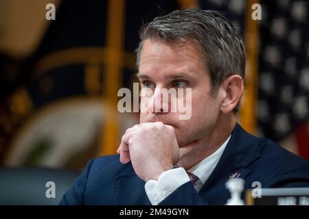 Washington, DC, Etats-Unis, 19 décembre 2022. Le représentant des États-Unis, Adam Kinzinger (républicain de l'Illinois), écoute le groupe d'experts le dixième jour du comité spécial de la Chambre des représentants des États-Unis pour enquêter sur l'attaque de 6 janvier contre l'audience du Capitole à Washington, DC sur 19 décembre 2022. Le comité spécial de la Chambre enquête sur l'attaque du 6 janvier 2021 contre les États-Unis Le Capitole a voté, pour la première fois dans l'histoire des États-Unis, pour renvoyer au ministère de la Justice les accusations criminelles portées contre un ancien président des États-Unis. Cela conclut une enquête de 18 mois sur l'insurrection Banque D'Images