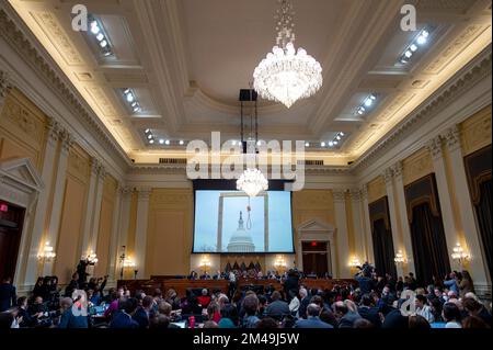 Washington, DC, États-Unis, 19 décembre 2022. L'image d'un nœud qui a été érigé le jour de l'insurrection de 6 janvier est affichée à l'écran, le dixième jour du Comité spécial de la Chambre des représentants des États-Unis pour enquêter sur l'attaque de 6 janvier contre l'audience du Capitole sur la colline du Capitole à Washington, DC sur 19 décembre 2022. Le comité spécial de la Chambre enquête sur l'attaque du 6 janvier 2021 contre les États-Unis Le Capitole a voté, pour la première fois dans l'histoire des États-Unis, pour renvoyer au ministère de la Justice les accusations criminelles portées contre un ancien président des États-Unis. Ceci conclut une enquête de 18 mois Banque D'Images
