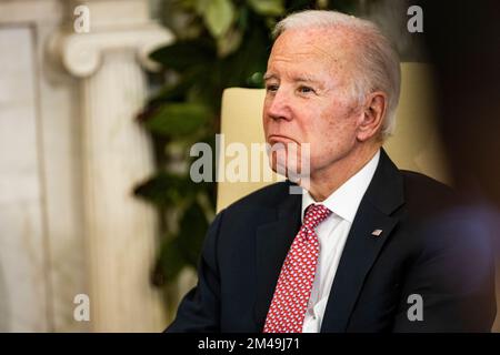 Washington, DC, 19 décembre 2022, le président américain Joe Biden lors d'une réunion avec le président équatorien Guillermo Lasso dans le bureau ovale de la Maison Blanche à Washington, DC, on 19 décembre 2022.Credit: Samuel Corum/Pool via CNP /MediaPunch Banque D'Images