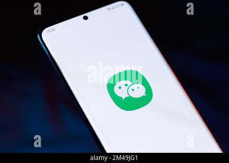 Le logo WeChat sur un smartphone. WeChat est une application de messagerie instantanée appartenant à Tencent, utilisée par de nombreuses communautés à l'étranger pour communiquer avec leurs amis et leur famille Banque D'Images