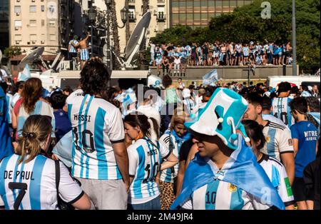 Les fans argentins sur l'Avenida 9 de Julio (9th juillet Avenue) à Buenos Aires, en Argentine, célèbrent leur équipe nationale qui a remporté la coupe du monde de la FIFA 2022 Banque D'Images