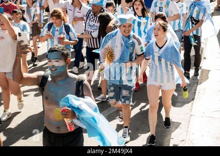 Les fans marchent à Buenos Aires, en Argentine, jusqu'à l'Obélisque pour célébrer leur équipe nationale qui a remporté la coupe du monde de la FIFA 2022 Banque D'Images