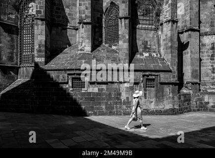 Photographie en noir et blanc, verso de la Catedral de la Santa Creu dans le quartier de Barri Gotic, Barcelone, Catalogne, Espagne Banque D'Images