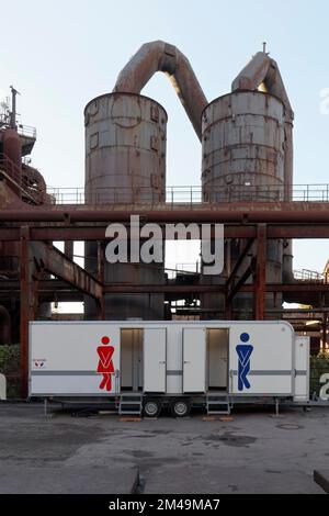 Chariot de toilette avec pictogramme Mesdames et Messieurs à la Piazza Metallica, aciéries disused, Landschaftspark Duisburg-Nord, Duisburg-Meiderich Banque D'Images