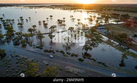 Photo aérienne à basse altitude d'une vaste zone de terres agricoles inondées après une brèche de lévee à Yelta, décembre 2022. Au premier plan, une voiture blanche se trouve sur le Banque D'Images