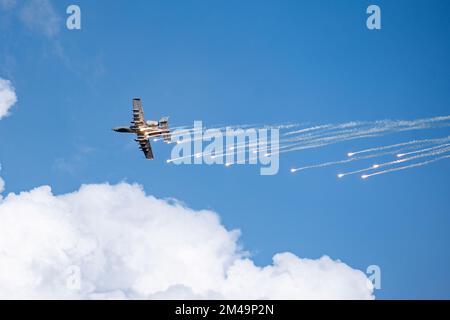 Un Thunderbolt II A-10 affecté à l'escadron d'essai et d'évaluation 422nd déploie des fusées éclairantes au-dessus du champ d'essai et d'entraînement du Nevada, Nevada, le 7 décembre 2022. L'A-10 offre une protection importante contre les forces au sol grâce à un support en plein air. (É.-U. Photo de la Force aérienne par Airman 1st classe Trevor Bell) Banque D'Images