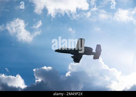 Un Thunderbolt II A-10 affecté à l'escadron d'essai et d'évaluation 422nd de la base aérienne de Nellis survole le champ d'essai et d'entraînement du Nevada (NTTR), au Nevada, le 7 décembre 2022. Le NTTR fournit au combattant un espace de bataille flexible, réaliste et multidimensionnel pour mener le développement de tactiques d'essai, et une formation avancée à l'appui des intérêts nationaux des États-Unis. (É.-U. Photo de la Force aérienne par Airman 1st classe Trevor Bell) Banque D'Images