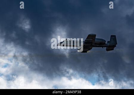 Un Thunderbolt II A-10 affecté à l'escadron d'essais et d'évaluation 422nd, lance des fusées Hydra au-dessus du champ d'essais et d'entraînement du Nevada (NTTR), Nevada, le 7 décembre 2022. Le NTTR fournit au combattant un espace de bataille flexible, réaliste et multidimensionnel pour mener le développement de tactiques d'essai et la formation avancée à l'appui des intérêts nationaux américains. (É.-U. Photo de la Force aérienne par Airman 1st classe Trevor Bell) Banque D'Images