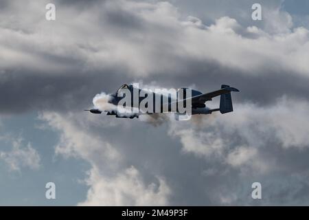 Un Thunderbolt II A-10 affecté à l'escadron d'essai et d'évaluation 422nd lance des armes sur le champ d'essai et d'entraînement du Nevada, le 7 décembre 2022. L'A-10 Thunderbolt II est le premier avion de l'Armée de l'Air spécialement conçu pour le soutien aérien rapproché des forces terrestres. (É.-U. Photo de la Force aérienne par Airman 1st classe Trevor Bell) Banque D'Images