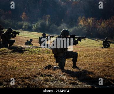 Marines avec Guard Company, Marine Barracks Washington, poste de sécurité lors d'un scénario d'évacuation d'urgence, à la base du corps des Marines Quantico, Virginie, 2 novembre 2022. Les Marines ont engagé des tactiques de manœuvre de base en équipe d'incendie avec les systèmes d'armes M16A4 et M4 et les scénarios d'évacuation des blessés. (É.-U. Photo du corps marin par Lcpl. Pranav Ramakrishna) Banque D'Images