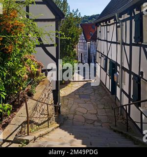 Maisons à colombages sur les marches de l'église à Kettwig, vieille ville historique, Essen, région de la Ruhr, Rhénanie-du-Nord-Westphalie, Allemagne Banque D'Images