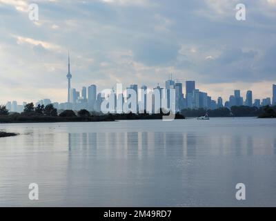 Vue de jour d'automne sur les baies intérieures du lac Ontario dans le parc Tommy Thompson : horizon brumeux du centre-ville de Toronto sous un ciel gris nuageux en arrière-plan Banque D'Images