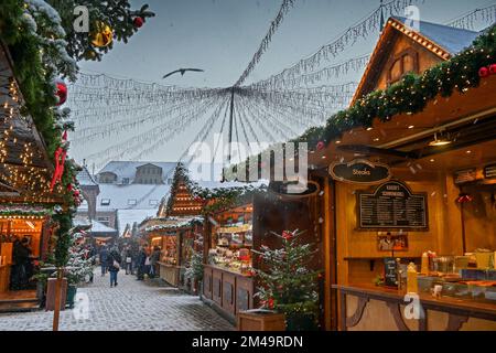 Lubeck, Allemagne, 15 décembre 2022: Marché de Noël par une journée enneigée avec des stands en bois romantiques et la vieille ville historique de Lubeck, espace copie, selec Banque D'Images