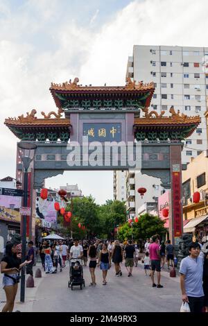 Buenos Aires, Argentine - 8 décembre 2022 : quartier chinois de Buenos Aires. Arche chinoise traditionnelle devant l'entrée de Chinatown. Illustration de haute qualité Banque D'Images