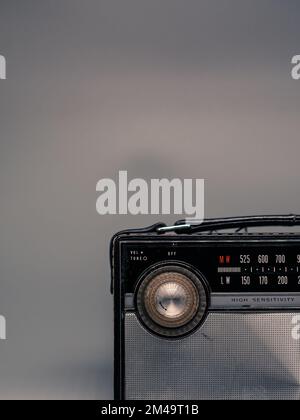 Un cliché vertical d'une radio à transistor vintage Banque D'Images