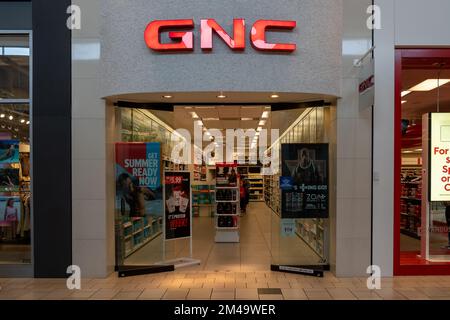 Houston, Texas, Etats-Unis - 6 mars 2022: Un magasin GNC dans un centre commercial à Houston, Texas, Etats-Unis. Banque D'Images