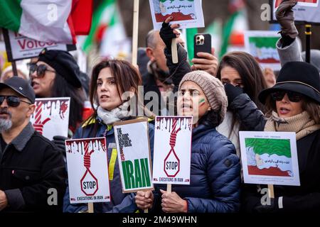 Washington, États-Unis. 17th décembre 2022. Les manifestants scandent des slogans lors d'un rassemblement contre l'exécution par le régime islamique de manifestants en Iran. À ce jour, deux manifestants âgés de 23 ans ont été exécutés : Shekari et Rahnavard, pour avoir « fait la guerre contre Dieu ». Les manifestants à l'intérieur et à l'extérieur du pays continuent d'exiger la fin de l'exécution des manifestants et d'un Iran laïque et démocratique. Crédit : SOPA Images Limited/Alamy Live News Banque D'Images