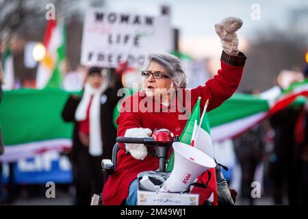 Washington, États-Unis. 17th décembre 2022. Une femme participe à une marche contre l'exécution par le régime islamique de manifestants en Iran. À ce jour, deux manifestants âgés de 23 ans ont été exécutés : Shekari et Rahnavard, pour avoir « fait la guerre contre Dieu ». Les manifestants à l'intérieur et à l'extérieur du pays continuent d'exiger la fin de l'exécution des manifestants et d'un Iran laïque et démocratique. Crédit : SOPA Images Limited/Alamy Live News Banque D'Images