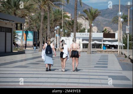 Alicante, Espagne : 2022 17 novembre : personnes marchant le long du Paseo Maritimo de San Juan à Alicante en 2022. Banque D'Images