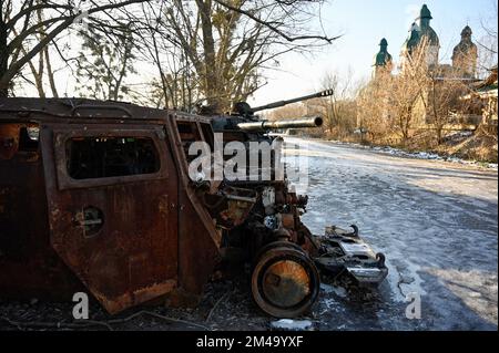 Kiev, Ukraine. 19th décembre 2022. Détruit le matériel militaire russe capturé vu au village de Stari Bezradychi. La Russie a envahi l'Ukraine le 24 février 2022, déclenchant la plus grande attaque militaire en Europe depuis la Seconde Guerre mondiale Crédit : SOPA Images Limited/Alamy Live News Banque D'Images