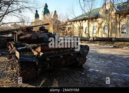 Kiev, Ukraine. 19th décembre 2022. Un char détruit de l'armée russe est vu au village de Stari Bezradychi, dans la région de Kiev. La Russie a envahi l'Ukraine le 24 février 2022, déclenchant la plus grande attaque militaire en Europe depuis la Seconde Guerre mondiale Crédit : SOPA Images Limited/Alamy Live News Banque D'Images