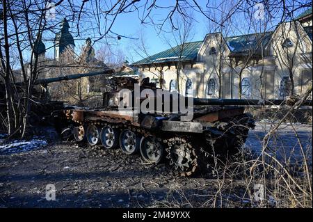 Kiev, Ukraine. 19th décembre 2022. Un char détruit de l'armée russe est vu au village de Stari Bezradychi, dans la région de Kiev. La Russie a envahi l'Ukraine le 24 février 2022, déclenchant la plus grande attaque militaire en Europe depuis la Seconde Guerre mondiale Crédit : SOPA Images Limited/Alamy Live News Banque D'Images