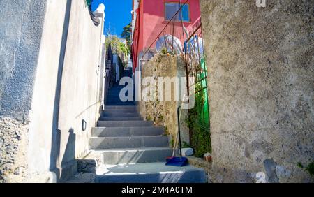 20 avril 2022-Positano Italie une ville avec des rues très étroites comme un labyrinthe qui monte et descend la côte amalfitaine Banque D'Images