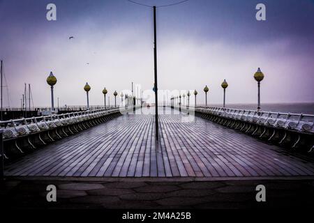 Une belle scène de coucher de soleil sur Penarth Pier Pavilion avec le ciel violet de coucher de soleil à Torquay, Torbay, Royaume-Uni Banque D'Images