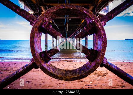 Une belle photo sous la jetée en bois de Penarth sur le sable en wate à Torquay, Torbay, Royaume-Uni Banque D'Images