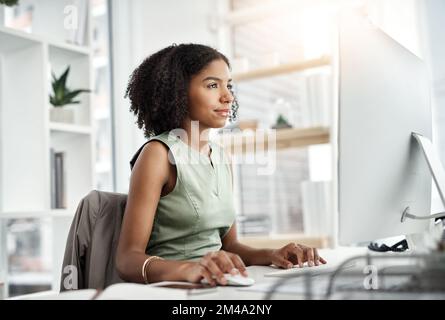 Le succès est une question de cohérence. une jeune femme d'affaires travaillant à son bureau dans un bureau moderne. Banque D'Images