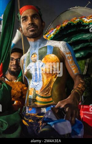 Dhaka, Bangladesh. 19th décembre 2022. Un fan affiche son art corporel de Lionel Andres Messi avec le trophée de la coupe du monde. Messi, finalement vainqueur de la coupe du monde, a mené l'Argentine à une victoire de 4-2 sur la France dans le championnat de la coupe du monde de la FIFA au stade Lusail à Lusail, Qatar, le 18 décembre 2022. (Credit image: © Rizwan Hasan/Pacific Press via ZUMA Press Wire) Banque D'Images