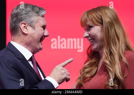 EXAMEN par l'AP DE L'AN 2022 photo du dossier datée du 28/09/22 - le leader du Parti travailliste Sir Keir Starmer félicite la leader adjointe Angela Rayner après son discours lors de la Conférence du Parti travailliste au CAC Liverpool. Date de publication : mardi 20 décembre 2022. Banque D'Images