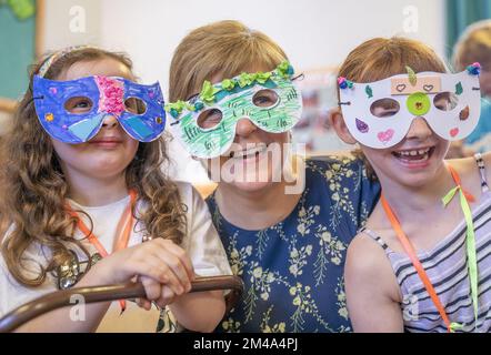 EXAMEN de l'an 2022 photo du dossier datée du 11/08/22 - le Premier ministre Nicola Sturgeon participe à une activité artisanale de fabrication de masques avec Lily Orr (à gauche) et Lily Sinclair (à droite), tous deux âgés de 7 ans, lors d'une visite au Lowson Memorial Church Free Breakfast Club à Forfar, rencontrer les bénévoles qui offrent le service et discuter des préoccupations relatives au coût de la vie avec les familles qui utilisent l'établissement. Date de publication : mardi 20 décembre 2022. Banque D'Images