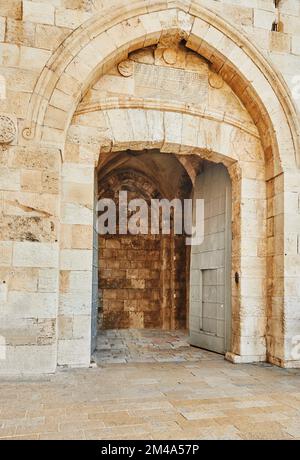 Vue sur la porte de Jaffa à Jérusalem. L'ancienne porte a la forme d'une tour médiévale avec une entrée en forme de L, qui a été fixée aux deux extrémités Banque D'Images