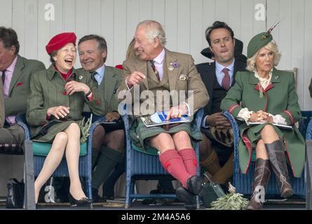 AP REVIEW OF THE YEAR 2022 photo du dossier datée du 03/09/22 - la princesse royale (à gauche) avec le prince de Galles et la duchesse de Cornouailles, connue sous le nom de duc et duchesse de Rothesay alors qu'en Écosse, Lors du rassemblement du Braemar Royal Highland au Princess Royal and Duke of Fife Memorial Park à Braemar. Date de l'émetteur : mardi 20 décembre 2022. Banque D'Images