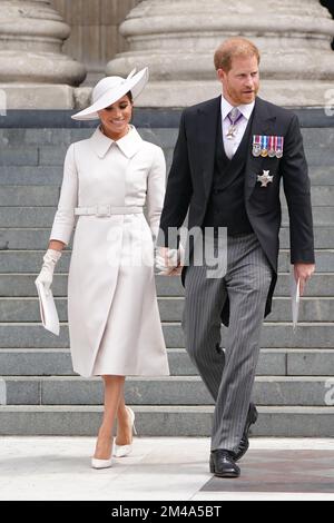 EXAMEN de l'AN 2022 photo du dossier datée du 03/06/22 - le duc et la duchesse de Sussex quittent le Service national de Thanksgiving à la cathédrale Saint-Paul, à Londres, le deuxième jour des célébrations du Jubilé de platine pour la reine Elizabeth II Date de publication : mardi 20 décembre 2022. Banque D'Images